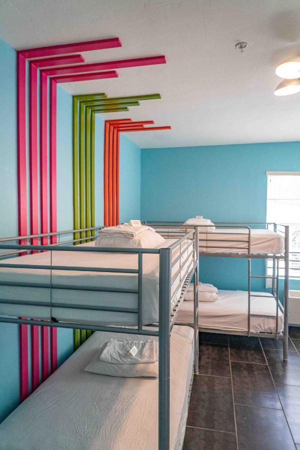 Beds N' Drinks Hostel Маями Бийч Екстериор снимка